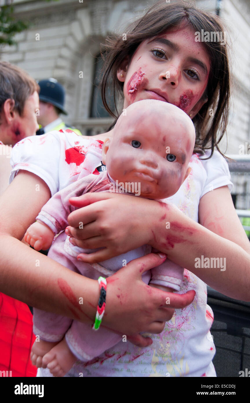 Enfants à Londres de la manifestation où des milliers de protester contre les attaques israéliennes sur Gaza le 26 juillet 2014 Banque D'Images