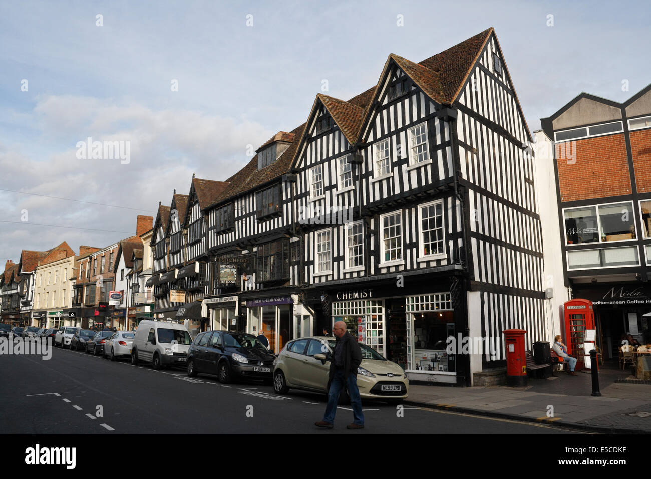 Rangée de bâtiments tudor sur High Street à Stratford-upon-Avon centre-ville, Angleterre, centre-ville anglais Banque D'Images