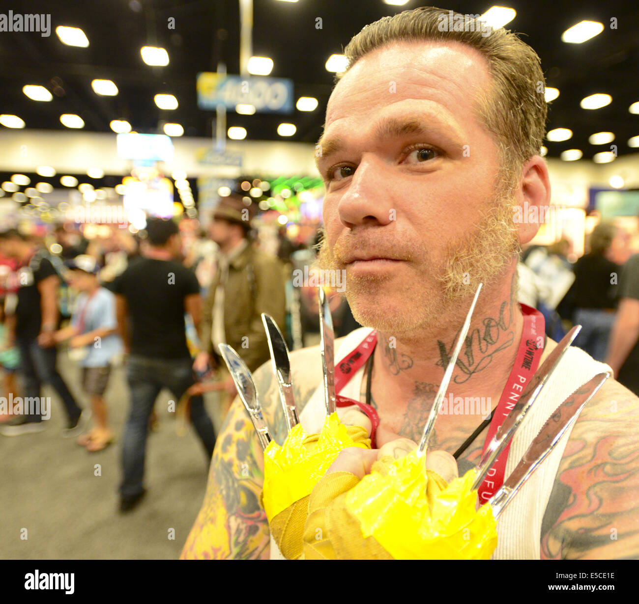 San Diego, Californie, USA. 26 juillet, 2014. Semi-urbaines du sud rockabilly Hillbilly avec les favoris, les tatouages et les mains gantées dans couteau gros plan. La 40e édition annuelle 2014 International Comic-Con le samedi 26 juillet 2014, dans sa troisième de quatre jours au centre de convention de San Diego. L'événement annuel, le plus grand de son genre, rassemble environ 150 000 sci-fi, TV, horreur, Cartoon et les amateurs de jeux à San Diego pour célébrer avec le fournisseur des expositions et des présentations ainsi que des discussions de groupe ainsi que des apparitions de célébrités pour des signatures de livres et des conférences. (Crédit Image : © David Bro/Z Banque D'Images