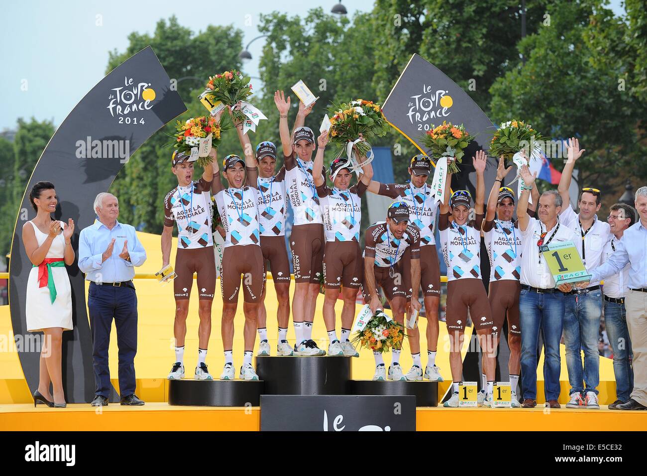 Paris, France. 27 juillet, 2014. Evry à Champs Elysées, Paris, France. Stade 21 et dernière étape du Tour de France cycling championships. Prix de la meilleure équipe d'AG2R La Mondiale avec Thibaut PINOT (FRA - FDJ.fr), Romain BARDET (FRA - AG2R La Mondiale), Mikael CHEREL (FRA - AG2R La Mondiale), MINARD S&# x222;astien (FRA - AG2R La Mondiale), Samuel DUMOULIN (FRA - AG2R La Mondiale), Ben GASTAUER (LUX - AG2R La Mondiale), Christophe RIBLON (FRA - AG2R La Mondiale) et Matteo MONTAGUTI (ITA - AG2R La Mondiale) : Action de Crédit Plus Sport Images/Alamy Live News Banque D'Images