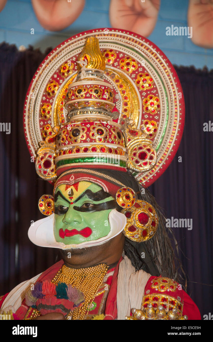 Acteur de Kathakali, danse classique du Kerala-théâtre, porte maquille (vert visage montre hero) ainsi qu'élaborer un bijoux Banque D'Images