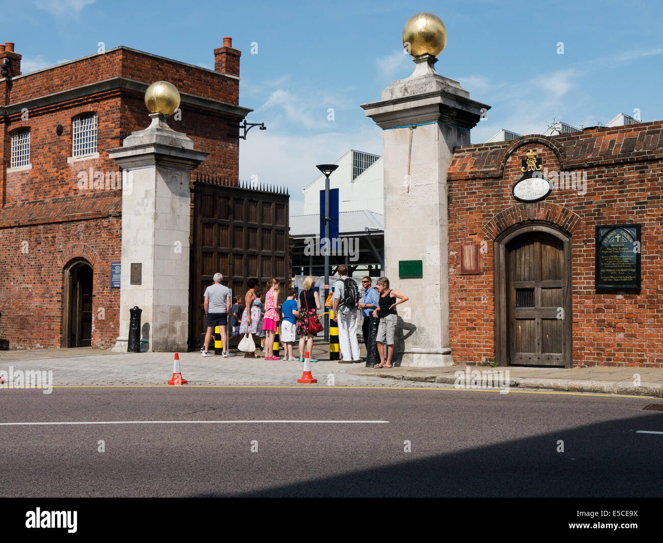 Les touristes à l'entrée principale de Portsmouth Historic Dockyard, Angleterre Banque D'Images