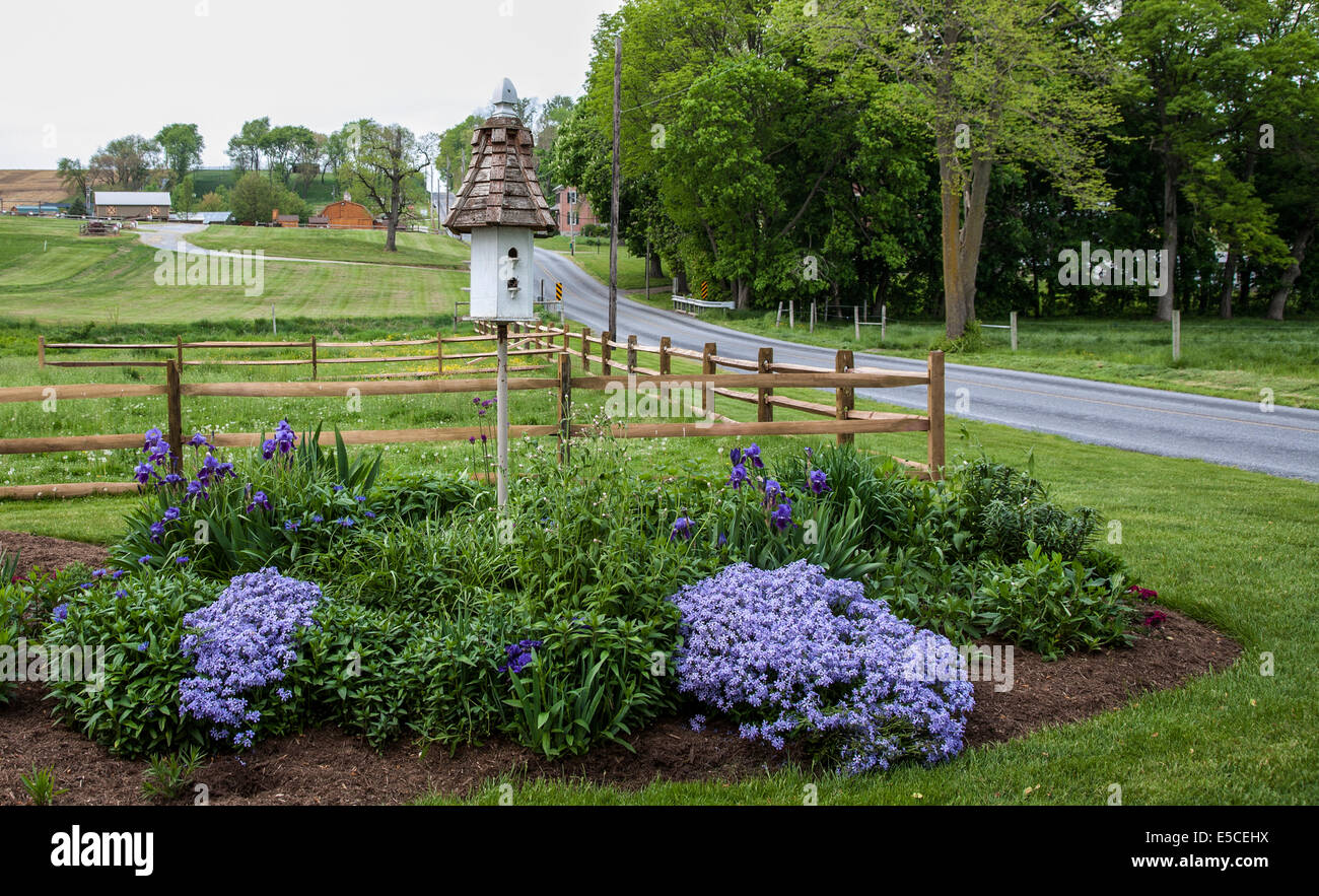 Birdhouse en bois , boîte de nid d'oiseaux dans un jardin de fleurs de printemps dans la région amish du comté de Lancaster, Pennsylvanie, États-Unis boîtes de nid d'oiseaux, États-Unis Banque D'Images