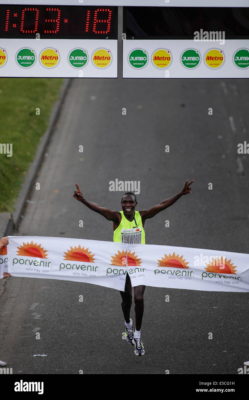 Bogota, Colombie. 27 juillet, 2014. Kenynan Kamworor Geoffrey Kipsang athlète franchit la ligne d'arrivée à la 15e édition du demi-marathon de Bogota, dans la ville de Bogota, capitale de la Colombie, le 27 juillet 2014. Autour de 45 000 personnes ont participé au concours. © Jhon Paz/Xinhua/Alamy Live News Banque D'Images