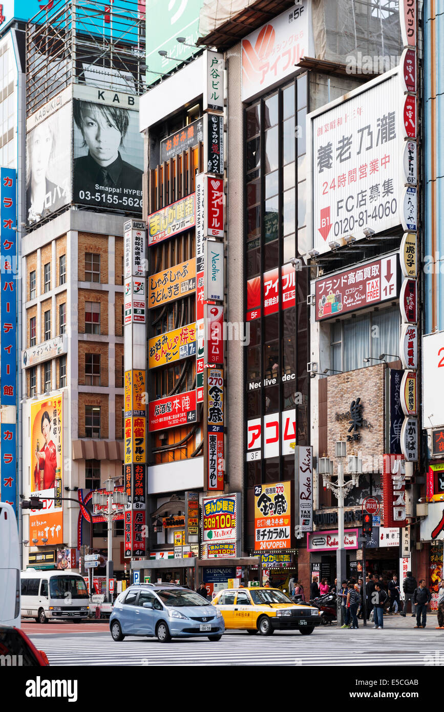 Bâtiments sur la rue Yasukuni Dori, Shinjuku, Tokyo, Japon 2014 Banque D'Images