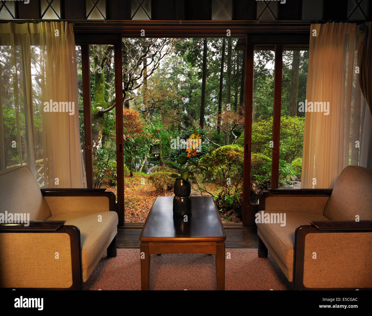 Des chaises sur un ryokan japonais à manger avec porte coulissante et une vue sur le jardin. Gero, le Japon. Banque D'Images