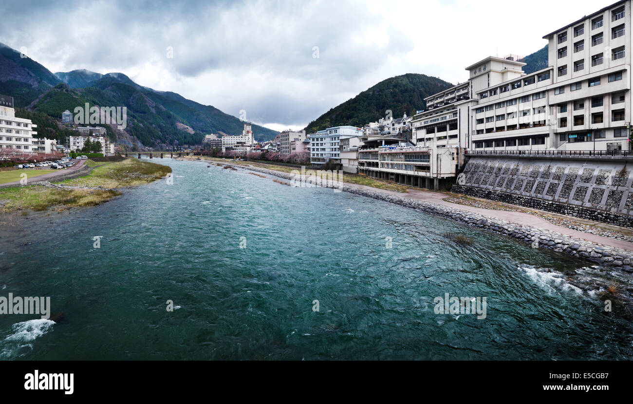 Licence disponible sur MaximImages.com - paysages panoramiques de la rivière Hida dans une célèbre station thermale de Gero, Gifu, Japon printemps Banque D'Images