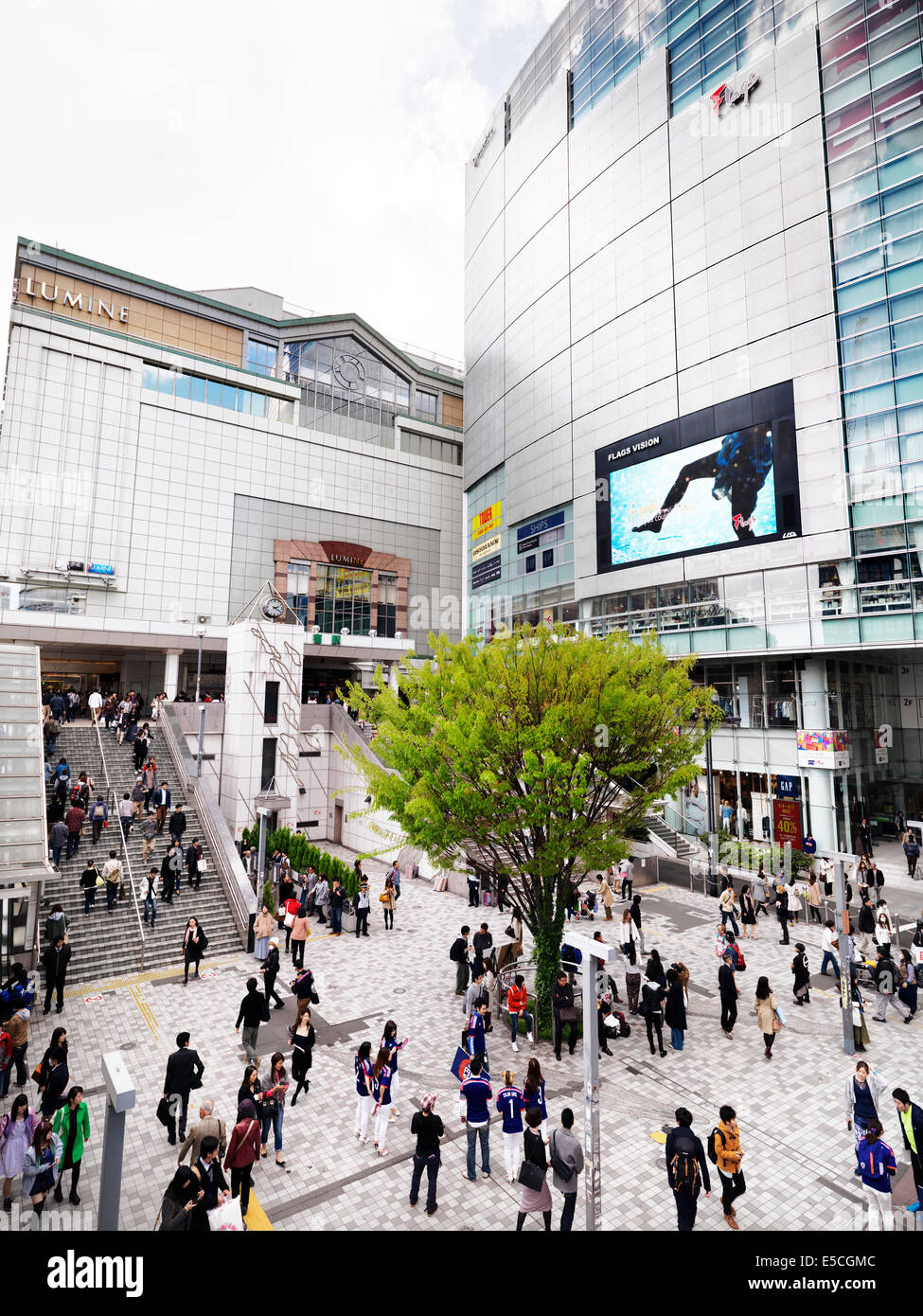 Centre commercial Lumine et la sortie de la gare JR de Shunjuku, Tokyo, Japon 2014 Banque D'Images