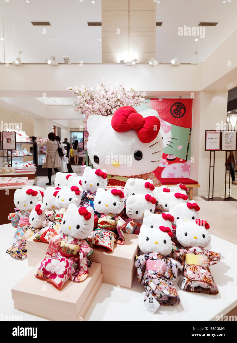 Hello Kitty jouets dans un grand magasin japonais portant des kimono. Tokyo, Japon 2014. Banque D'Images