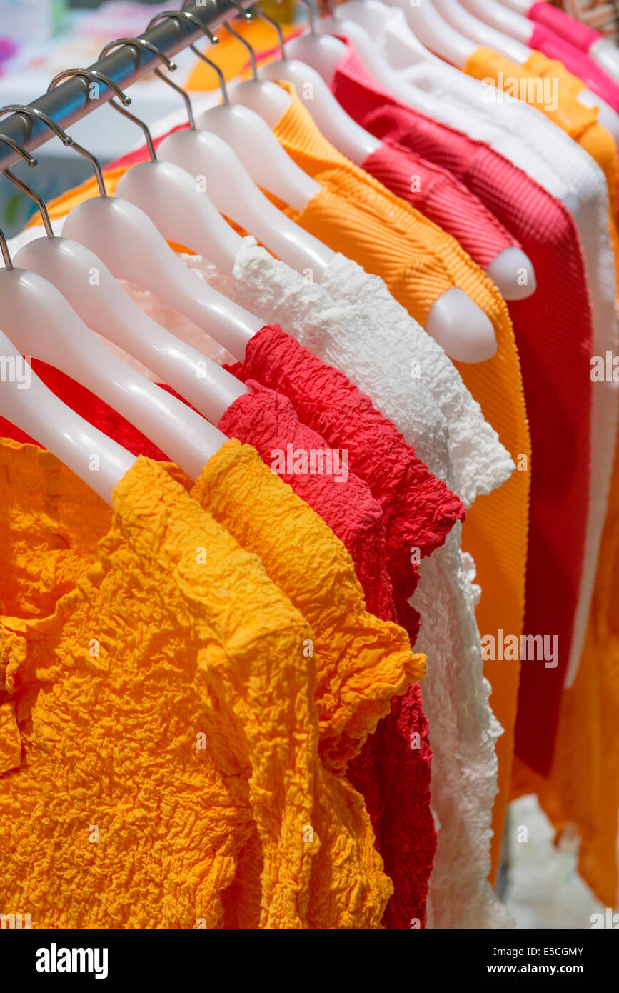 Womens tops colorés sur cintres dans un magasin au Japon Banque D'Images