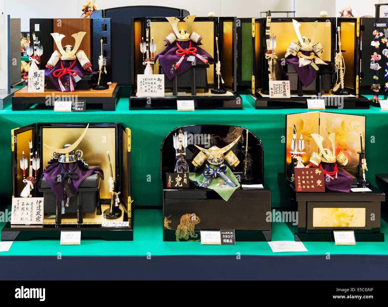 Armure de samouraï, Kabuto souvenirs casques sur l'écran dans un magasin. Tokyo, Japon. Banque D'Images