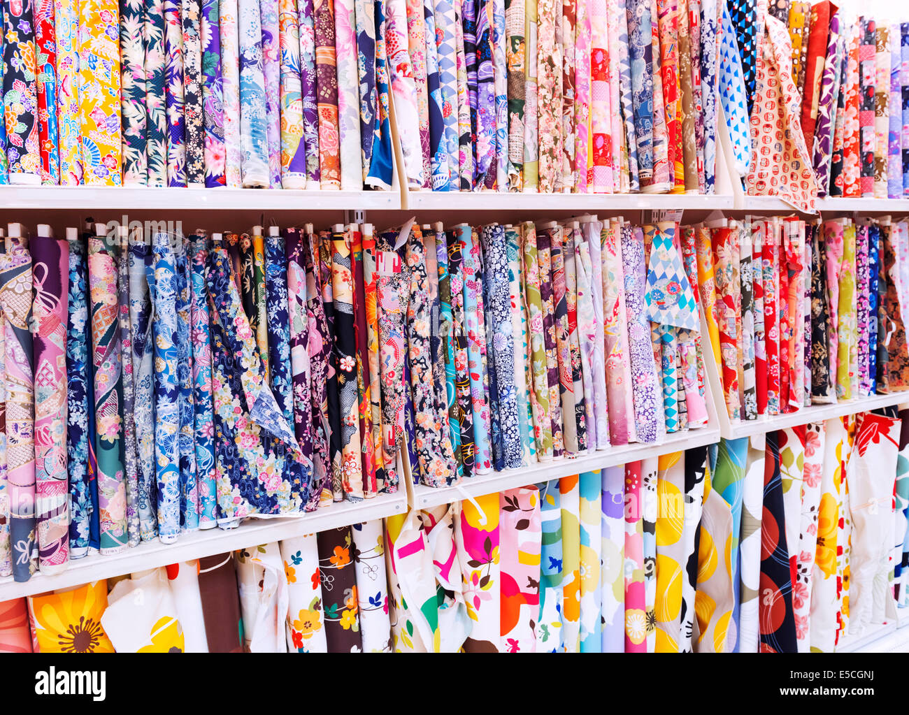 Les textiles avec des modèles colorés à l'écran dans un magasin de tissu au Japon Banque D'Images