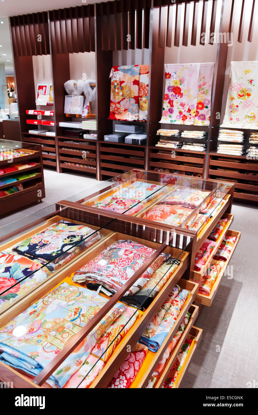 Tissus avec des motifs colorés sur l'écran dans un magasin à Tokyo, Japon Banque D'Images