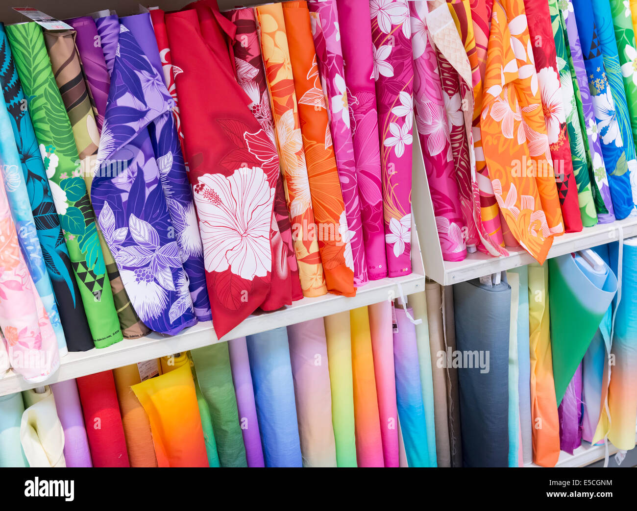 Des tissus aux motifs colorés dans un magasin à Tokyo, Japon Banque D'Images