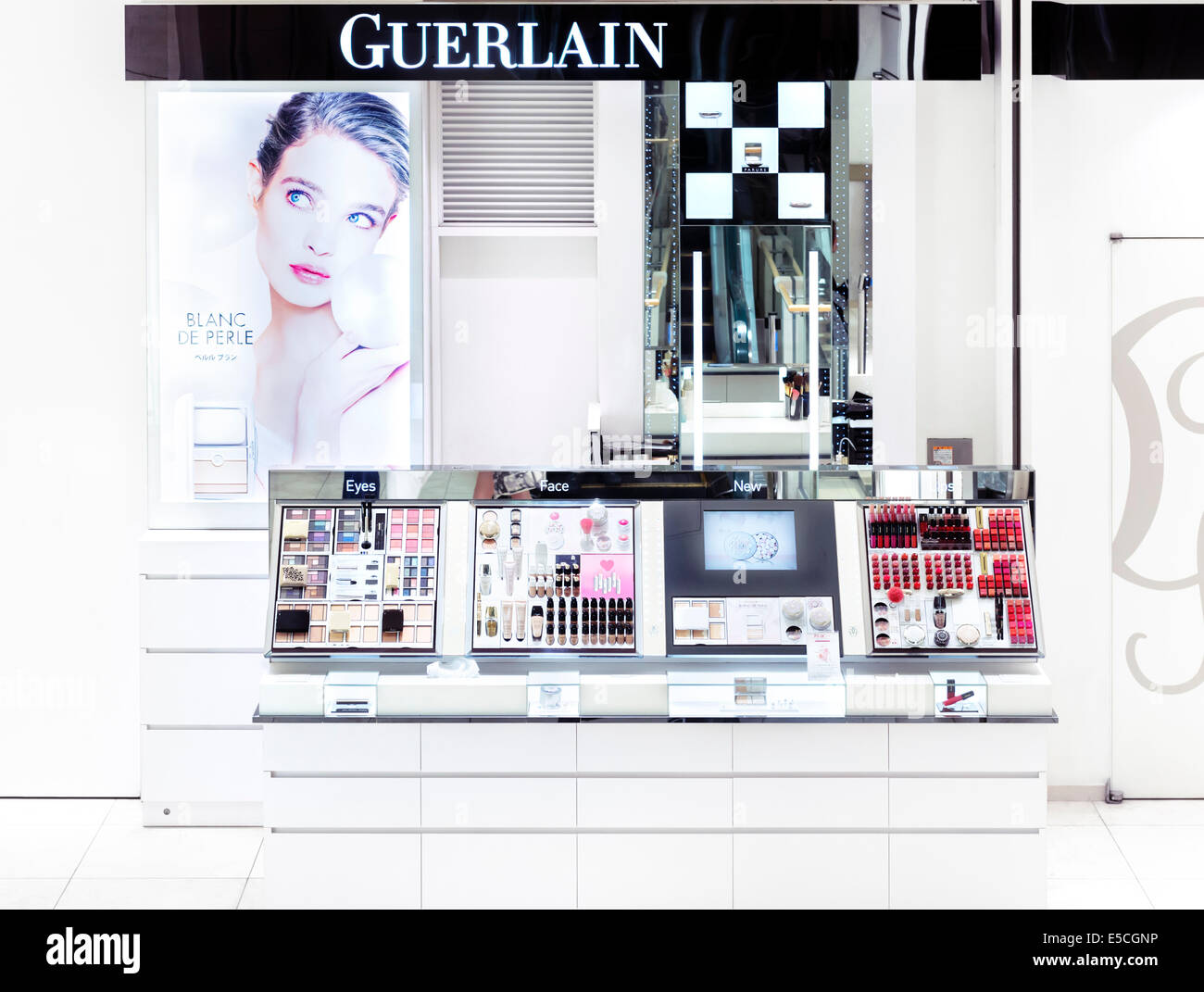 Maquillage Guerlain store display à Tokyo, Japon Banque D'Images