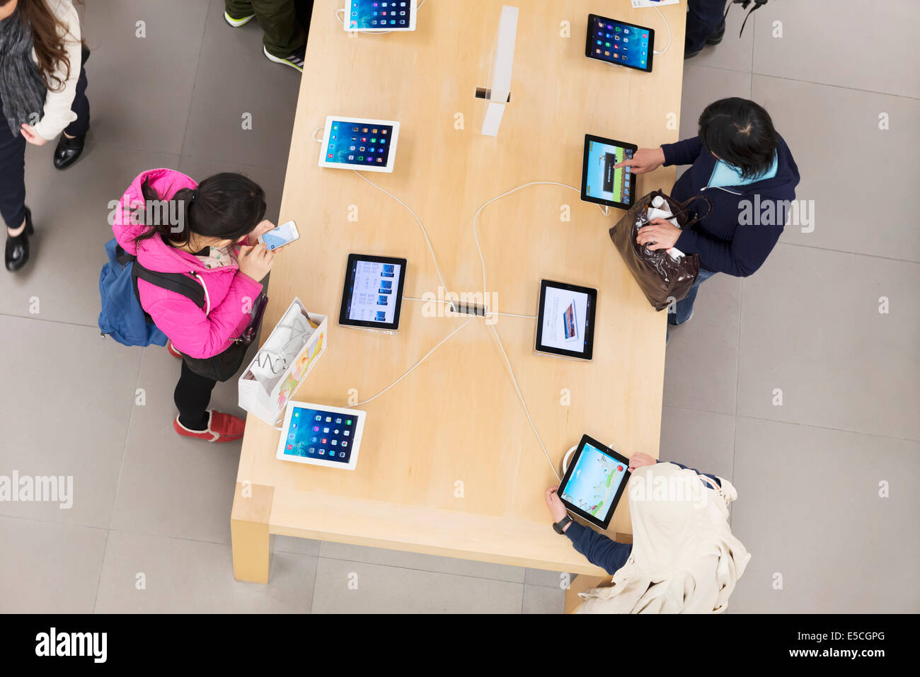 Les gens chez Apple Store en essayant de nouvelles tablettes iPad. Ginza, Tokyo, Japon 2014 Banque D'Images