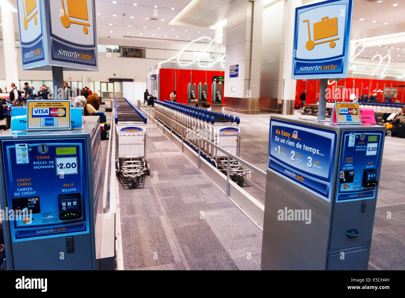 Location de chariots à bagages à l'aéroport international Pearson de Toronto, Canada Banque D'Images