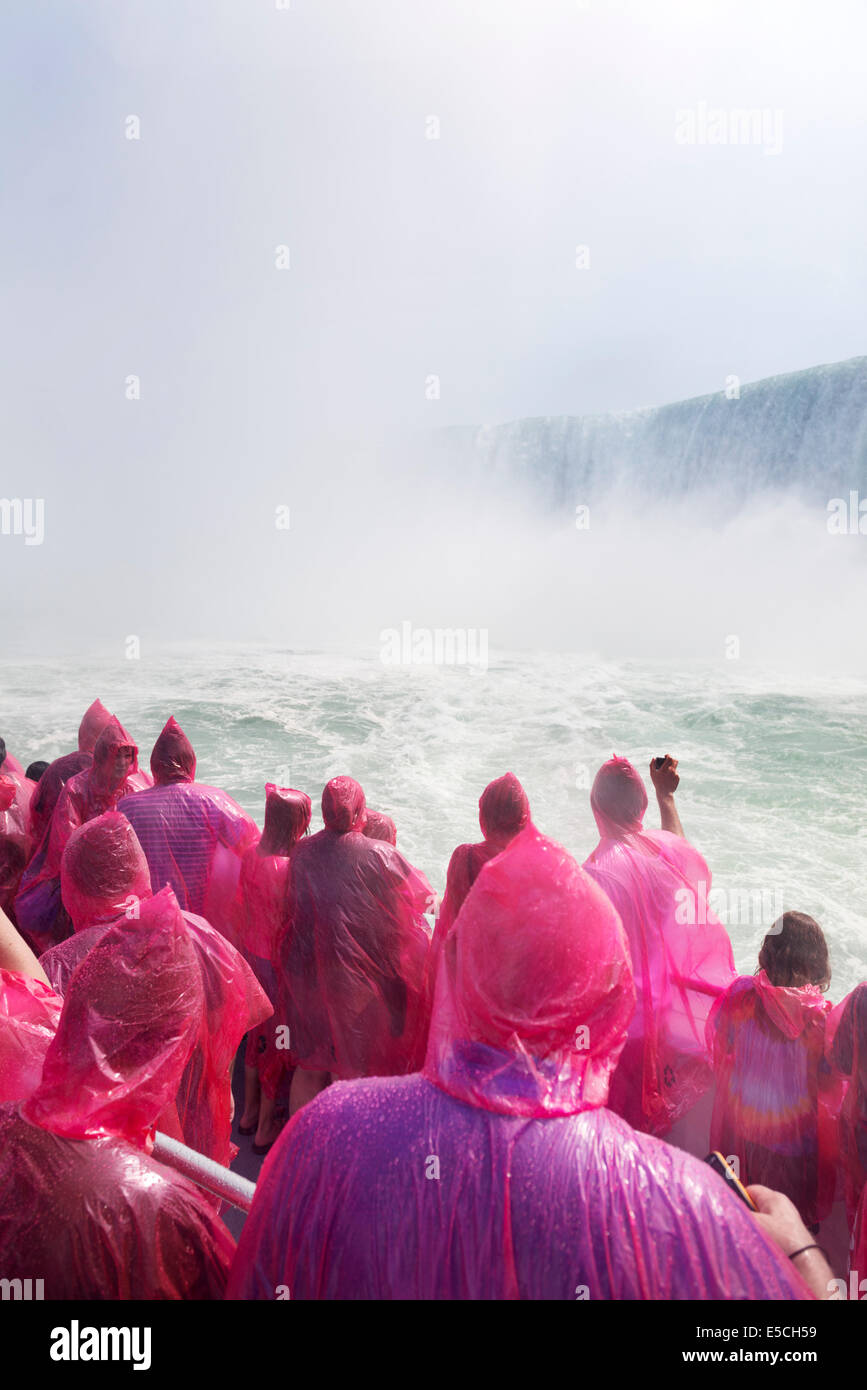 Personnes sur un bateau aux chutes du Niagara. Hornblower Cruises Niagara, Ontario, Canada 2014. Banque D'Images