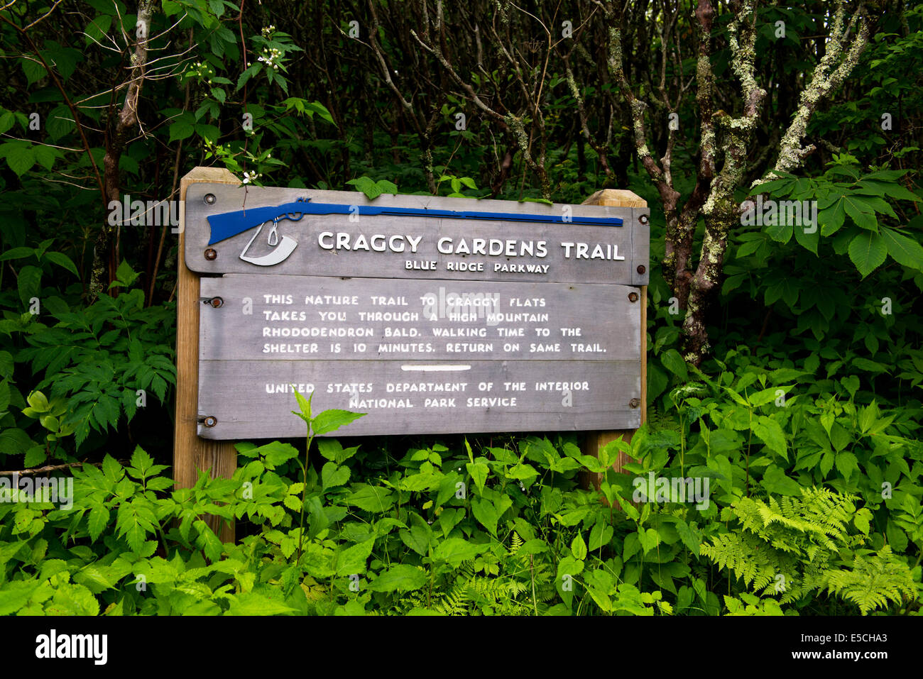 Sentier escarpé Gardens signe sur le Blue Ridge Parkway Banque D'Images