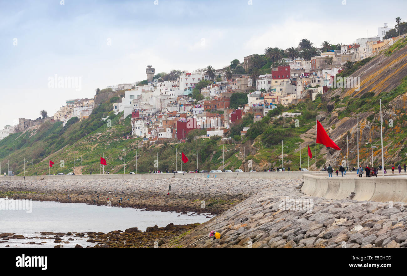 Panorama de la rue côtière avec des drapeaux, Tanger, Maroc Banque D'Images