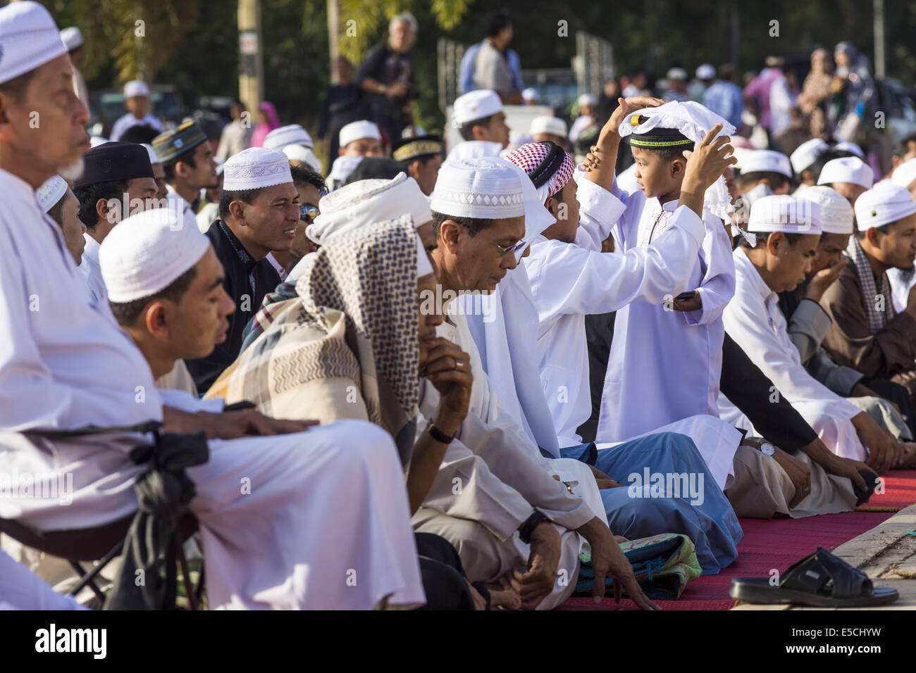 Khlong Hae, Songkhla, en Thaïlande. 28 juillet, 2014. Les hommes et les enfants attendent l'aïd services à lancer à la mosquée centrale de Songkhla Songkhla en province de la Thaïlande. L'Eid al-Fitr est également appelé Fête de la rupture du jeûne, la fête du sucre, Bayram (Bajram), la douce Festival et le moins élevé, de l'Eid est une importante fête musulmane qui marque la fin du Ramadan, le mois saint de jeûne islamique. Crédit : Jack Kurtz/ZUMA/Alamy Fil Live News Banque D'Images