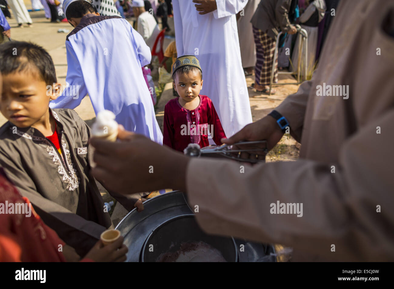 Khlong Hae, Songkhla, en Thaïlande. 28 juillet, 2014. Un enfant attend une glace après Eid services à la mosquée centrale de Songkhla Songkhla en province de la Thaïlande. L'Eid al-Fitr est également appelé Fête de la rupture du jeûne, la fête du sucre, Bayram (Bajram), la douce Festival et le moins élevé, de l'Eid est une importante fête musulmane qui marque la fin du Ramadan, le mois saint de jeûne islamique. Crédit : Jack Kurtz/ZUMA/Alamy Fil Live News Banque D'Images