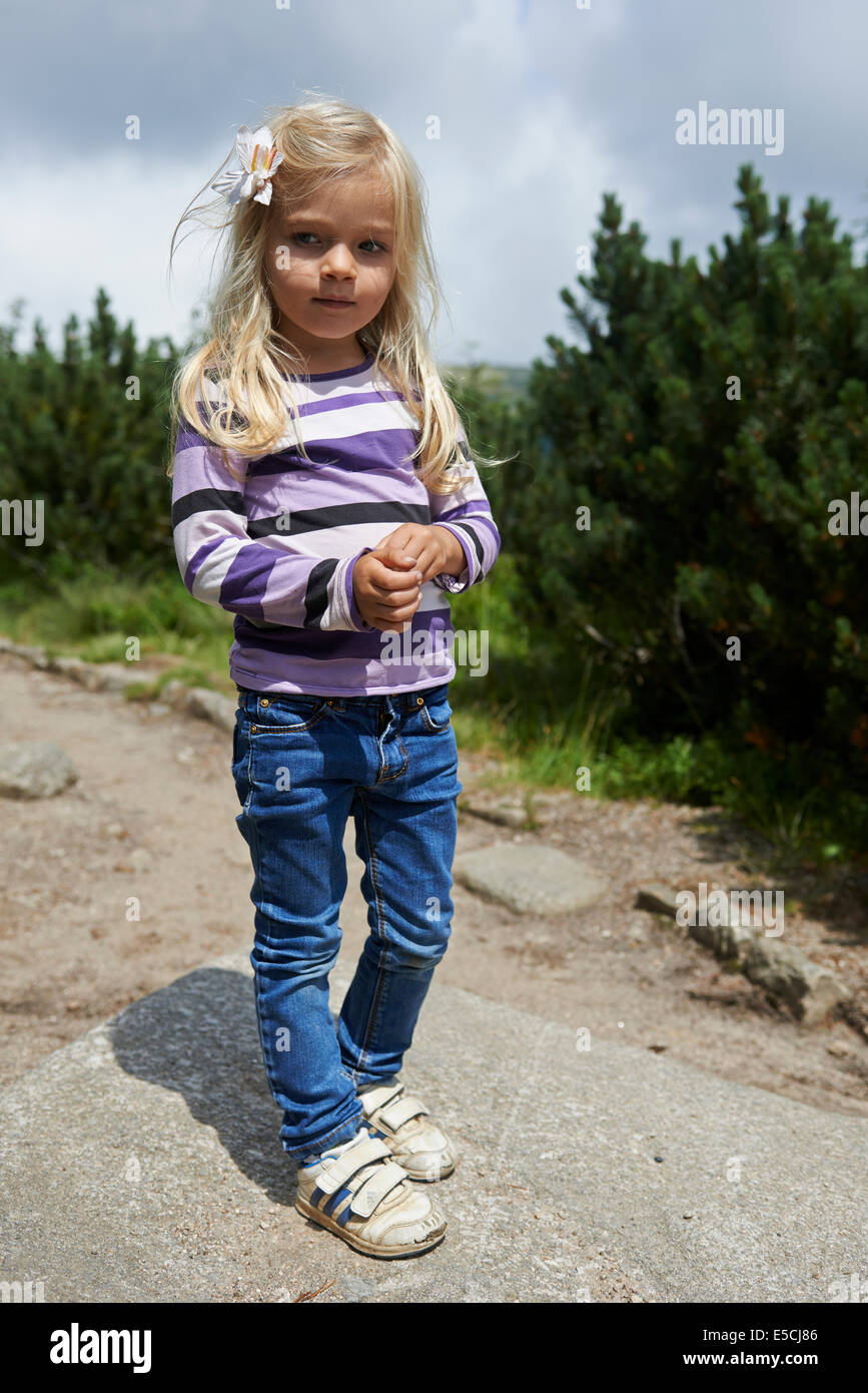 Enfant fille blonde'explorer les monts des Géants, Krkonose, République Tchèque Banque D'Images