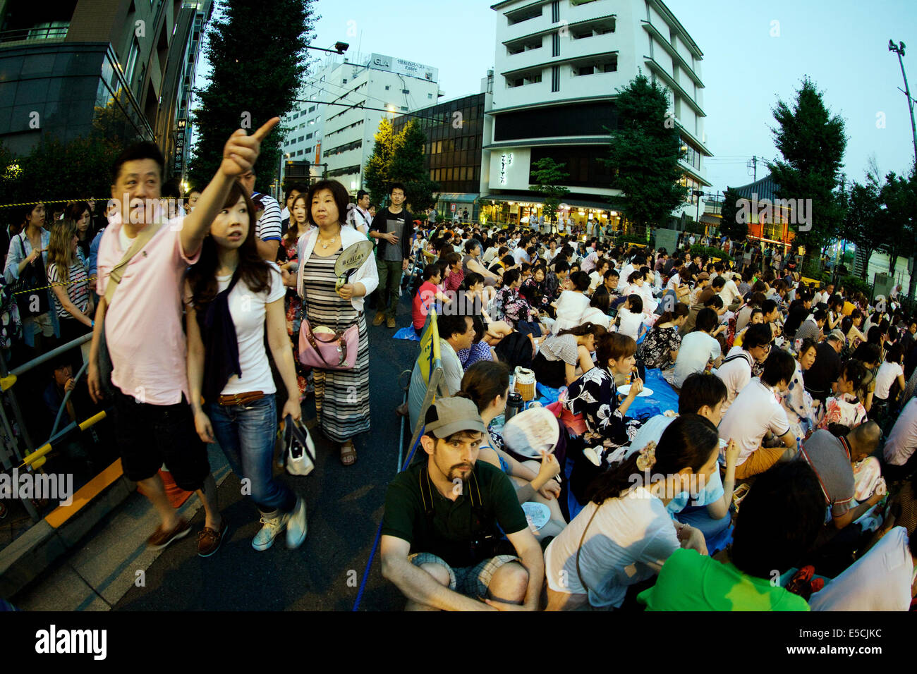 Tokyo, Japon. 26 juillet, 2014. Les gens voient l'artifice de la zone Asakusa pendant le 37e Festival d'artifice de la rivière Sumida, le 26 juillet 2014. Plus de 25 mille d'artifice étant explosé le long de la rivière Sumida. Les organisateurs et la police estime qu'environ 900 mille personnes ont visité l'événement. © Rodrigo Reyes Marin/AFLO/Alamy Live News Banque D'Images