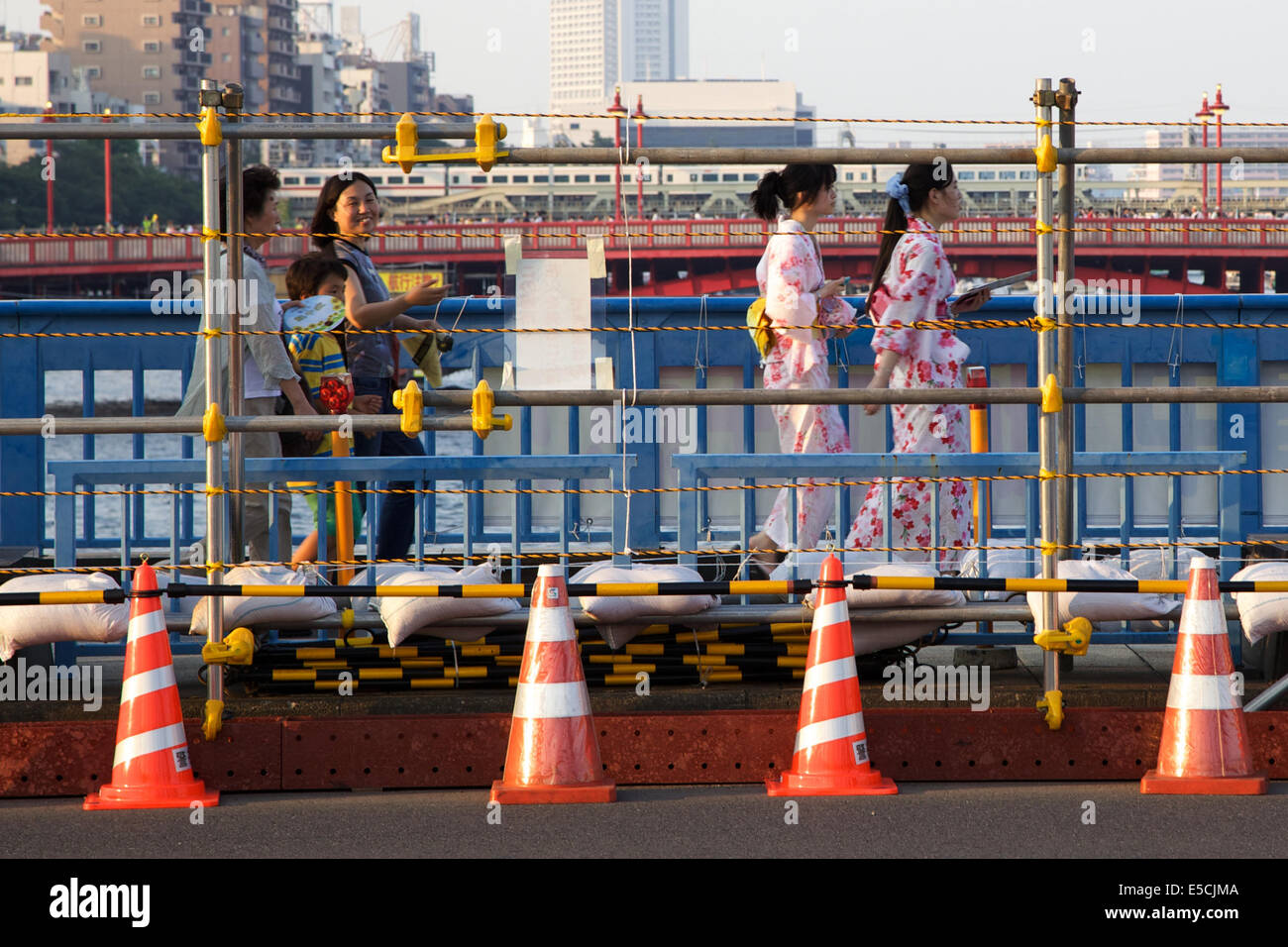 Tokyo, Japon. 26 juillet, 2014. Visiteurs vêtus de traverser le pont japonais traditionnel au cours de la 37e Festival d'artifice de la rivière Sumida, le 26 juillet 2014. Plus de 25 mille d'artifice étant explosé le long de la rivière Sumida. Les organisateurs et la police estime qu'environ 900 mille personnes ont visité l'événement. © Rodrigo Reyes Marin/AFLO/Alamy Live News Banque D'Images