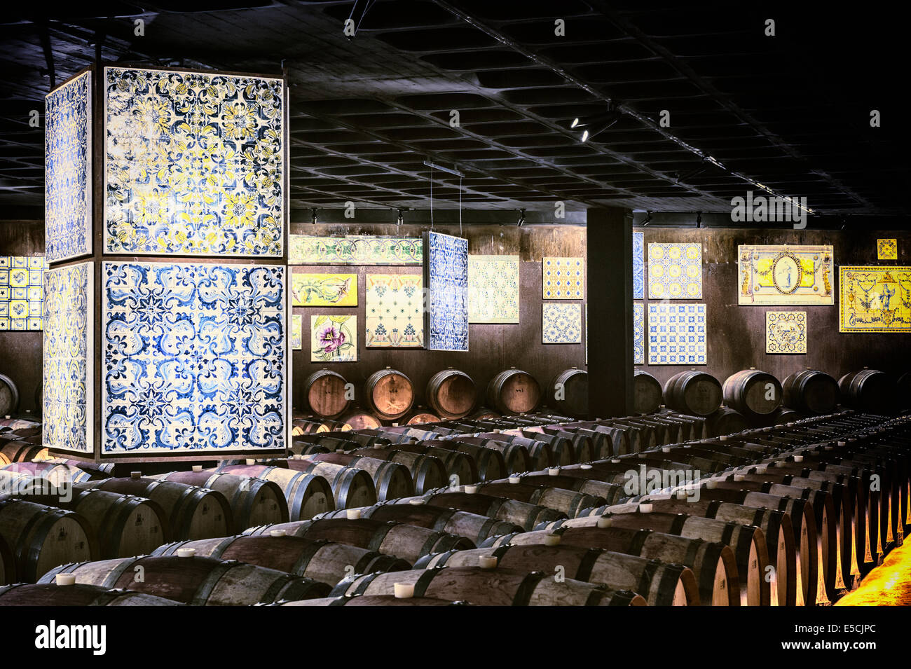 Des tonneaux de vin dans une cave décorée d''azulejos, Bacalhoa Winery, Azeitao, Péninsule de Setúbal, Côte de Lisbonne, Portugal Banque D'Images