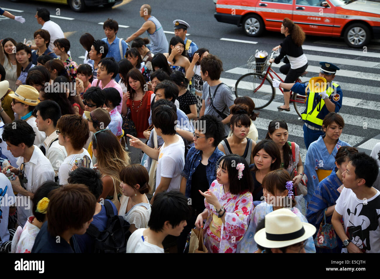 Tokyo, Japon. 26 juillet, 2014. La garde de la police les rues d'Asakusa pendant le 37e Festival d'artifice de la rivière Sumida, le 26 juillet 2014. Plus de 25 mille d'artifice étant explosé le long de la rivière Sumida. Les organisateurs et la police estime qu'environ 900 mille personnes ont visité l'événement. © Rodrigo Reyes Marin/AFLO/Alamy Live News Banque D'Images