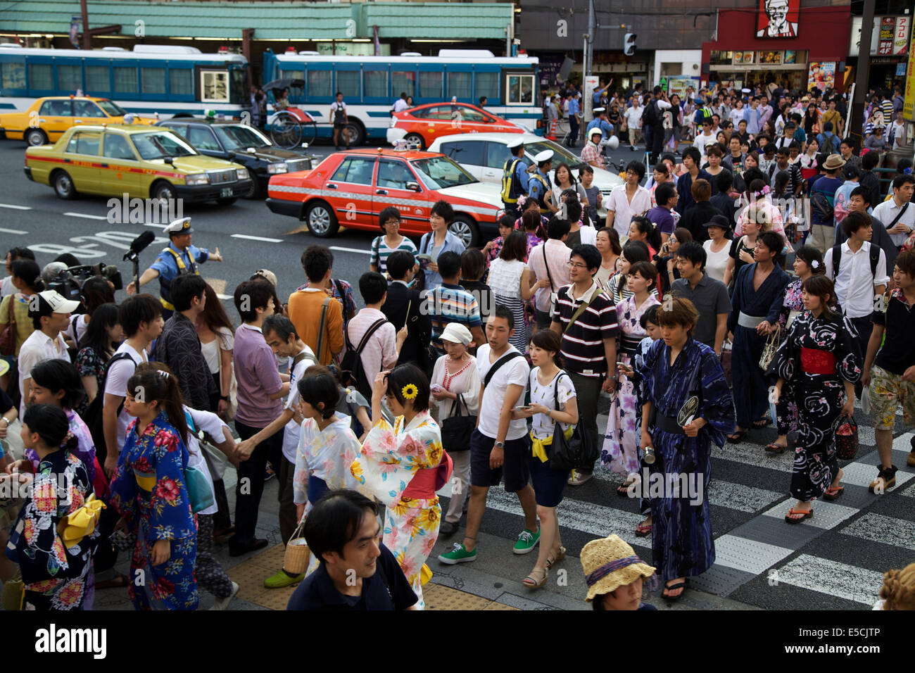 Tokyo, Japon. 26 juillet, 2014. La garde de la police les rues d'Asakusa pendant le 37e Festival d'artifice de la rivière Sumida, le 26 juillet 2014. Plus de 25 mille d'artifice étant explosé le long de la rivière Sumida. Les organisateurs et la police estime qu'environ 900 mille personnes ont visité l'événement. © Rodrigo Reyes Marin/AFLO/Alamy Live News Banque D'Images