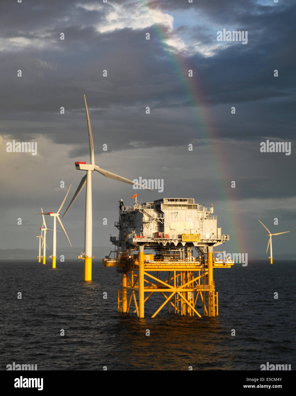 Un arc-en-ciel sur la mor de Gwynt y ferme éolienne au large de la côte nord du Pays de Galles au cours de la phase de construction en 2014. Banque D'Images