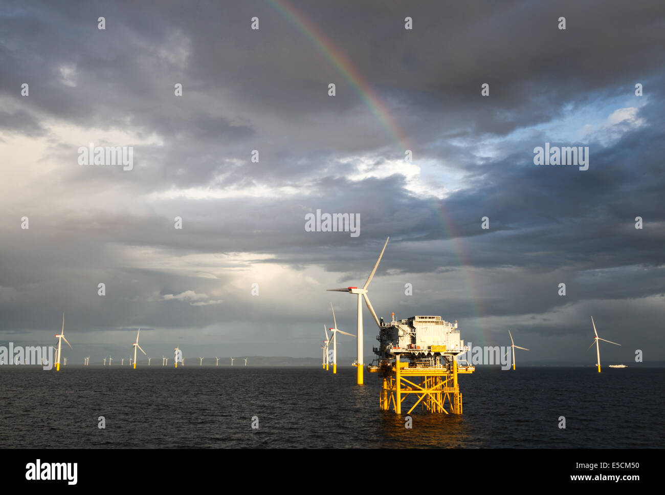Un arc-en-ciel sur éoliennes sur la mor de Gwynt y ferme éolienne au large de la côte nord du Pays de Galles au cours de la phase de construction en 2014. Banque D'Images