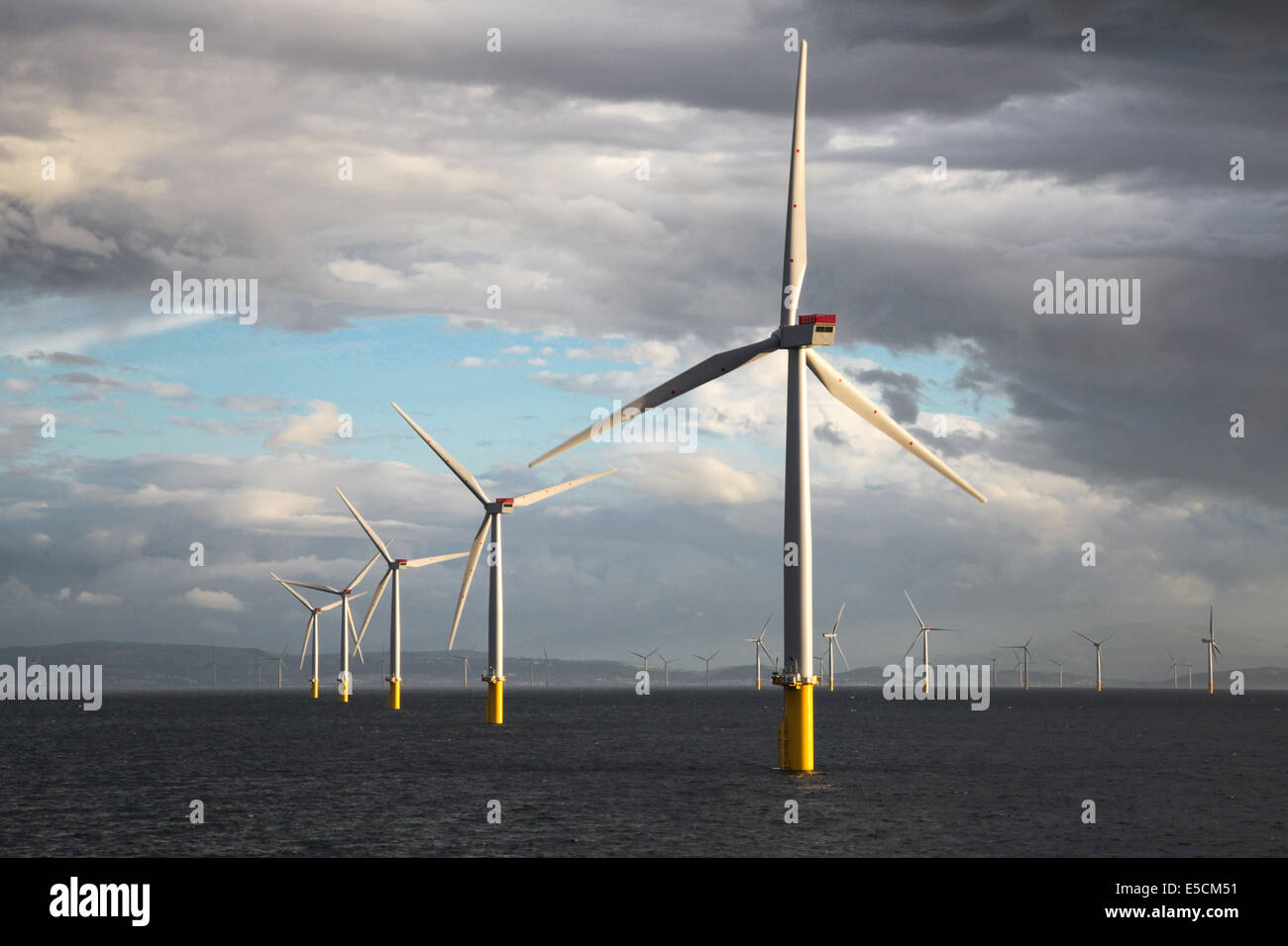 Éoliennes sur la mor de Gwynt y ferme éolienne au large de la côte nord du Pays de Galles au cours de la phase de construction en 2014. Banque D'Images