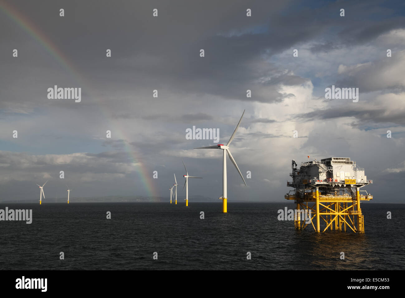 Un arc-en-ciel sur l'Gwynt y Mor parc éolien offshore au large de la côte nord du Pays de Galles au cours de la phase de construction en 2014. Banque D'Images