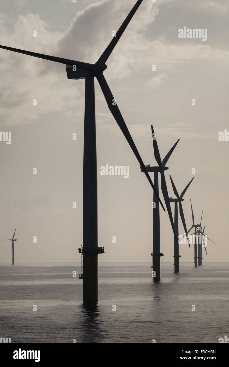 Éoliennes sur la mor de Gwynt y ferme éolienne au large de la côte nord du Pays de Galles au cours de la phase de construction en 2014. Banque D'Images