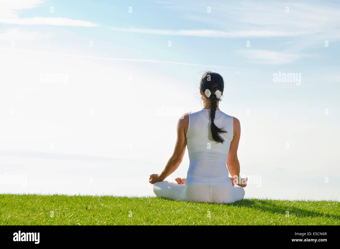 Jeune femme la pratique de l'hatha yoga, ici la pose le Padmasana, lotus poser Banque D'Images