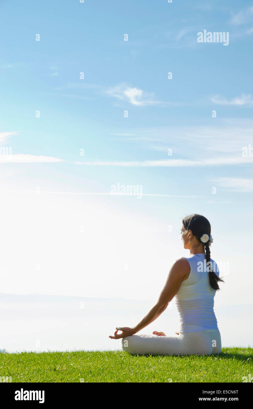 Jeune femme la pratique de l'hatha yoga, ici la pose le Padmasana, lotus poser Banque D'Images