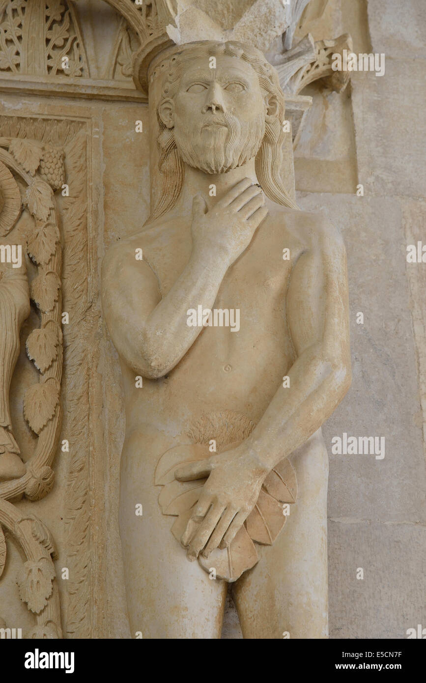 Adam avec une feuille de vigne sur la porte ouest de la cathédrale de Trogir ou Cathédrale de Saint Laurent, 13e siècle, par l'artiste Radovan Banque D'Images