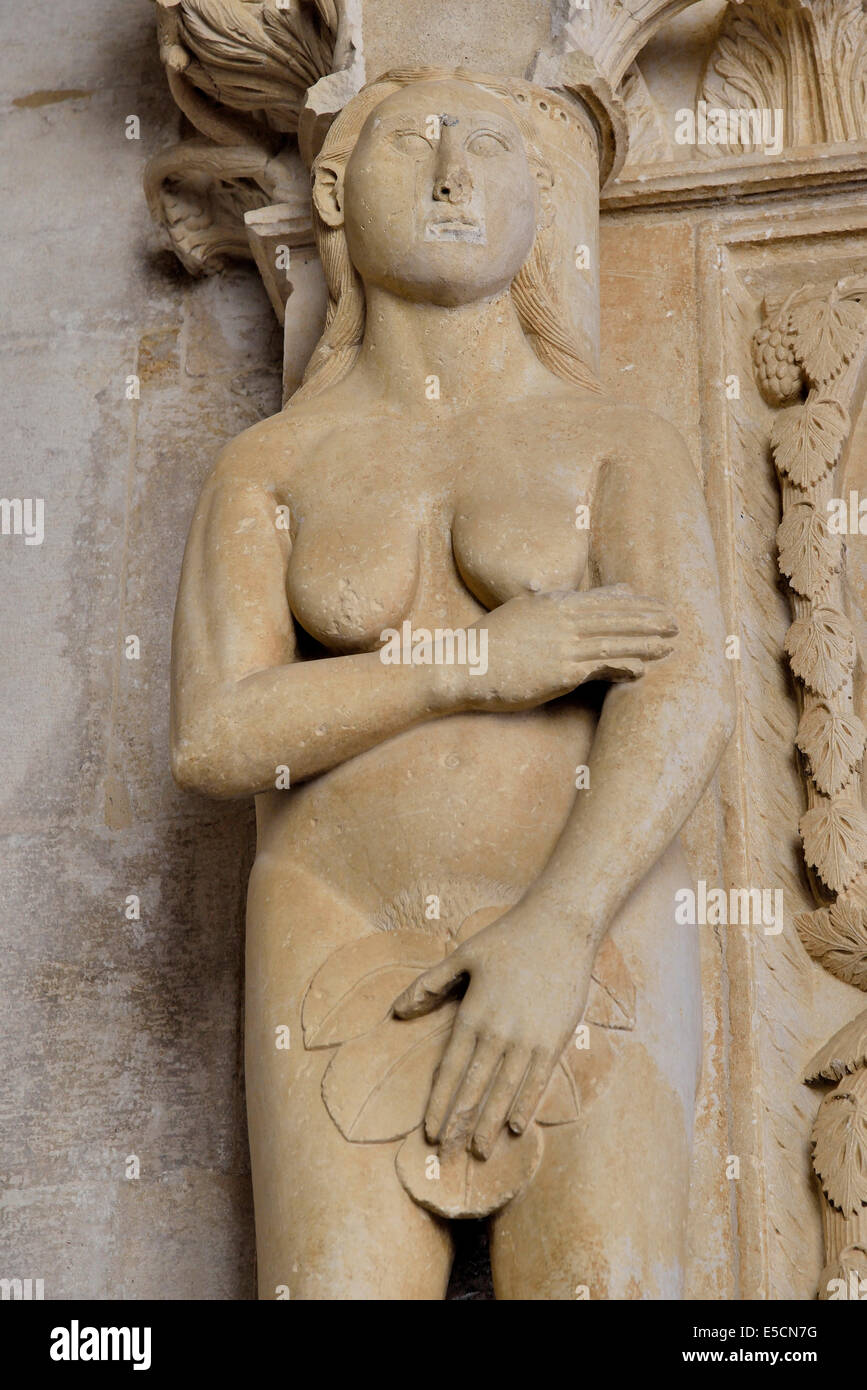 Eve avec une feuille de vigne sur la porte ouest de la cathédrale de Trogir ou Cathédrale de Saint Laurent, 13e siècle, par l'artiste Radovan Banque D'Images