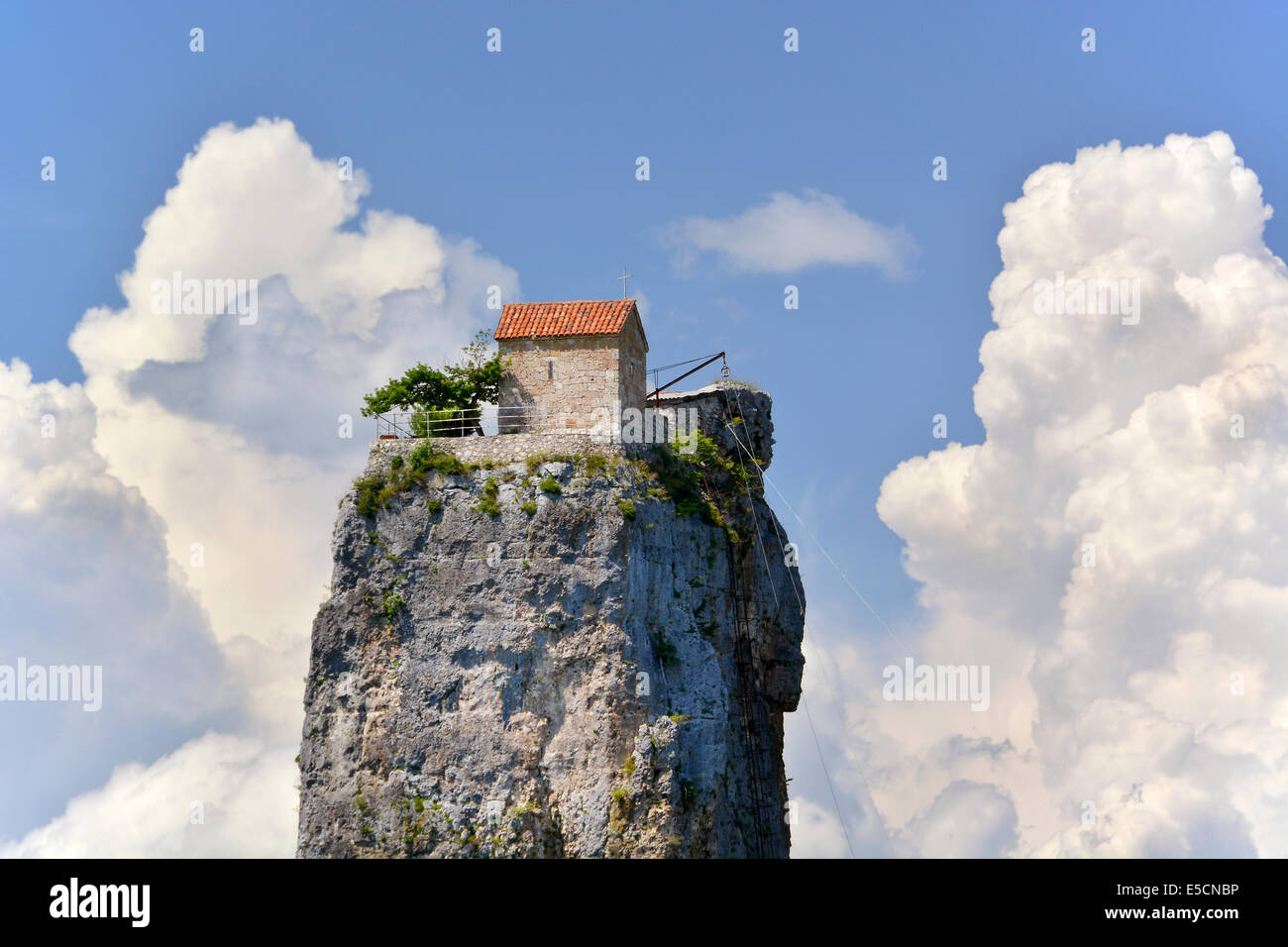 Hermitage d'un monastère sur le katskhi katskhi rock ou colonne, près de chiatura, chiatura, région imereti, Géorgie Banque D'Images Hermitage d'un monastère sur le katskhi katskhi rock ou colonne, près de chiatura, chiatura, région imereti, Géorgie Banque D'Images