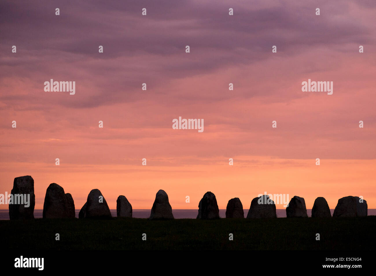 Ale's Stones,plus grand navire de pierre conservé en Scandinavie, coucher de soleil, Kåseberga, Scania, Suède Banque D'Images