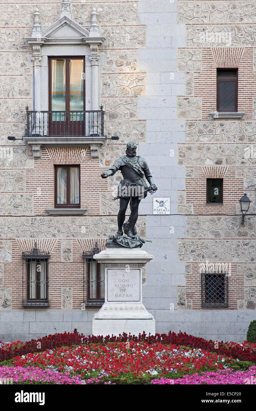 Statue d'Alvaro de Bazan, l'amiral espagnol qui se sont battus à la bataille de Lépante, sur la Plaza de la Villa. Banque D'Images