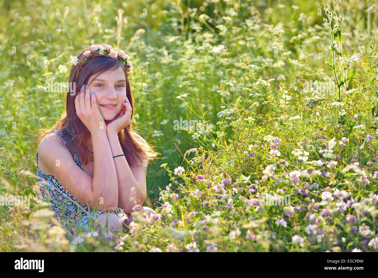 Fille avec couronne de fleurs sur le domaine Banque D'Images