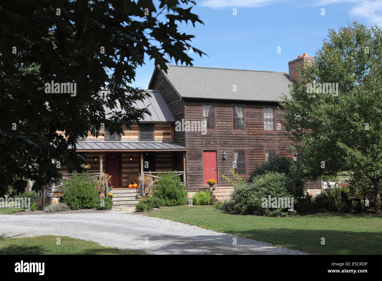 Log cabin historique avec porche et plus, avec l'entrée de cour et pelouse devant. Banque D'Images