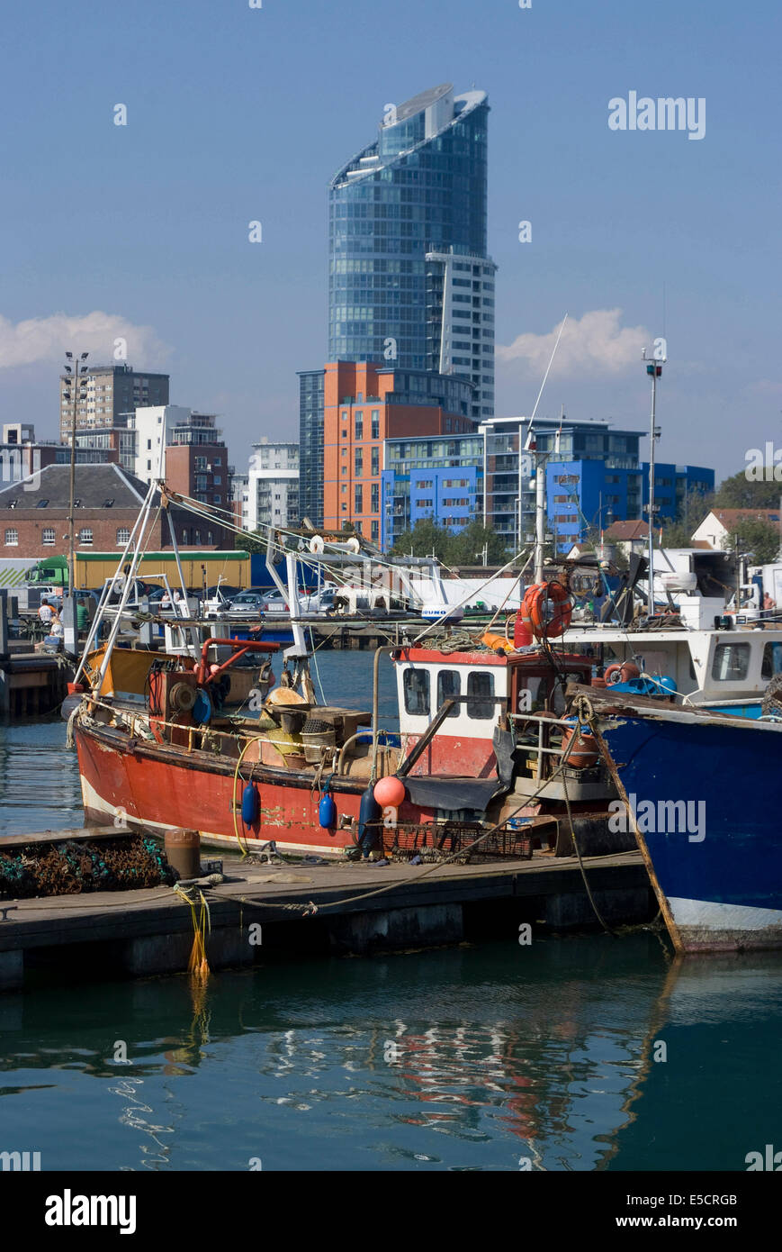 Bateaux de pêche dans le port de plaisance du vieux Portsmouth, avec la ville moderne derrière, Hampshire, Angleterre Banque D'Images