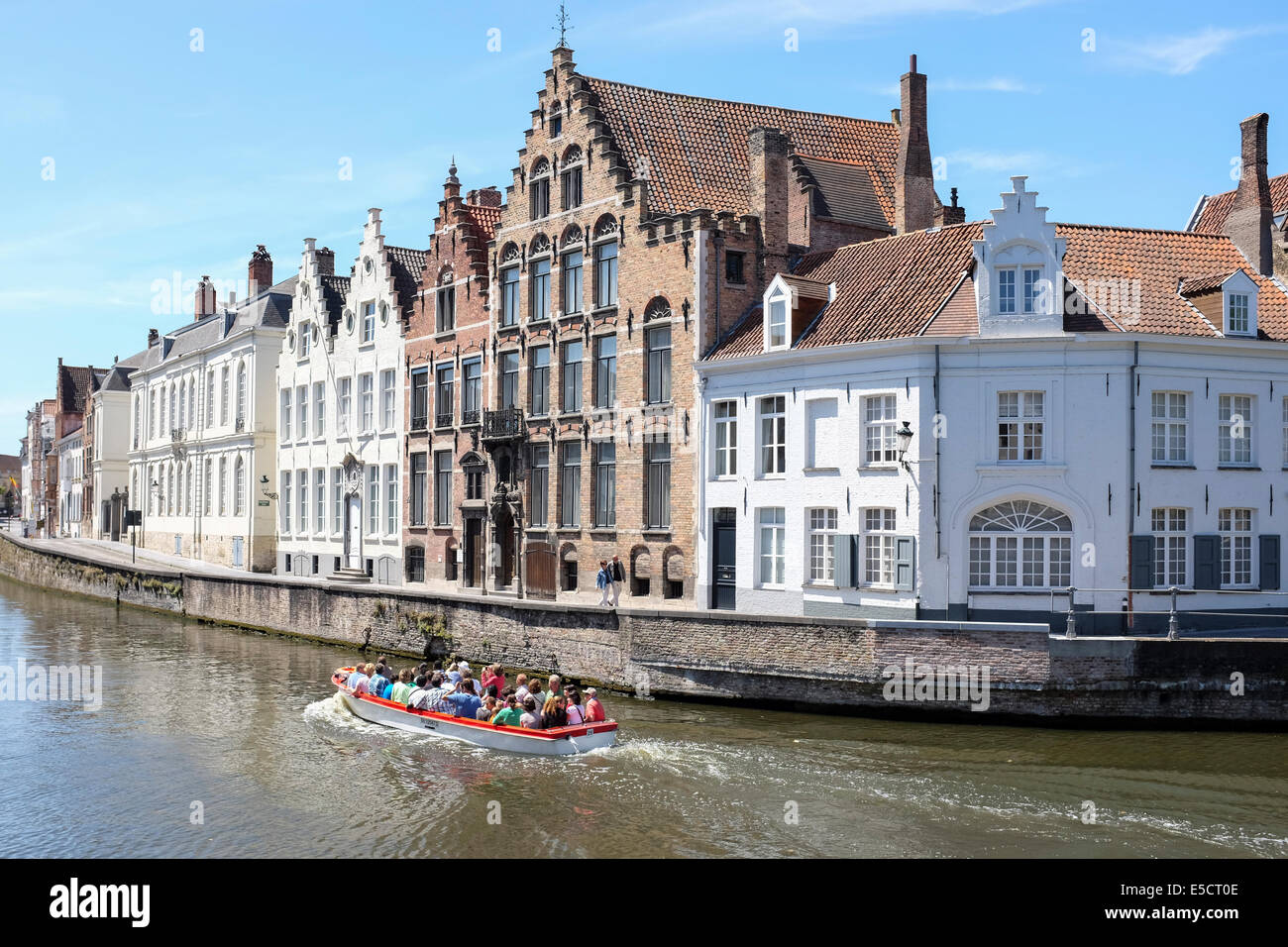 Les touristes sur un bateau sur le canal de Bruges, Belgique. Banque D'Images