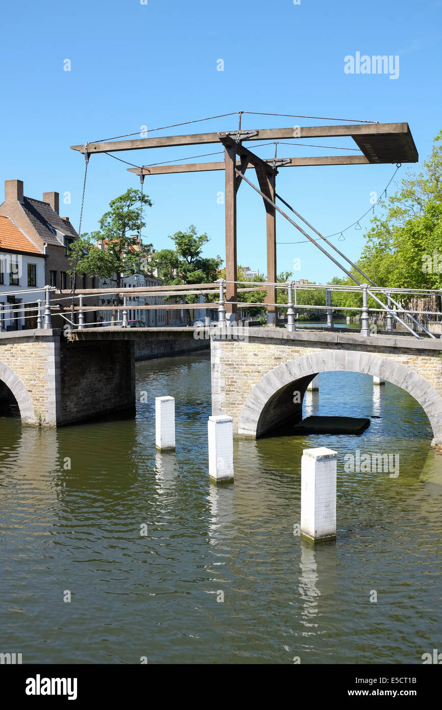 Pont-levis en bois sur le canal de Bruges, Belgique vieille ville Photo  Stock - Alamy