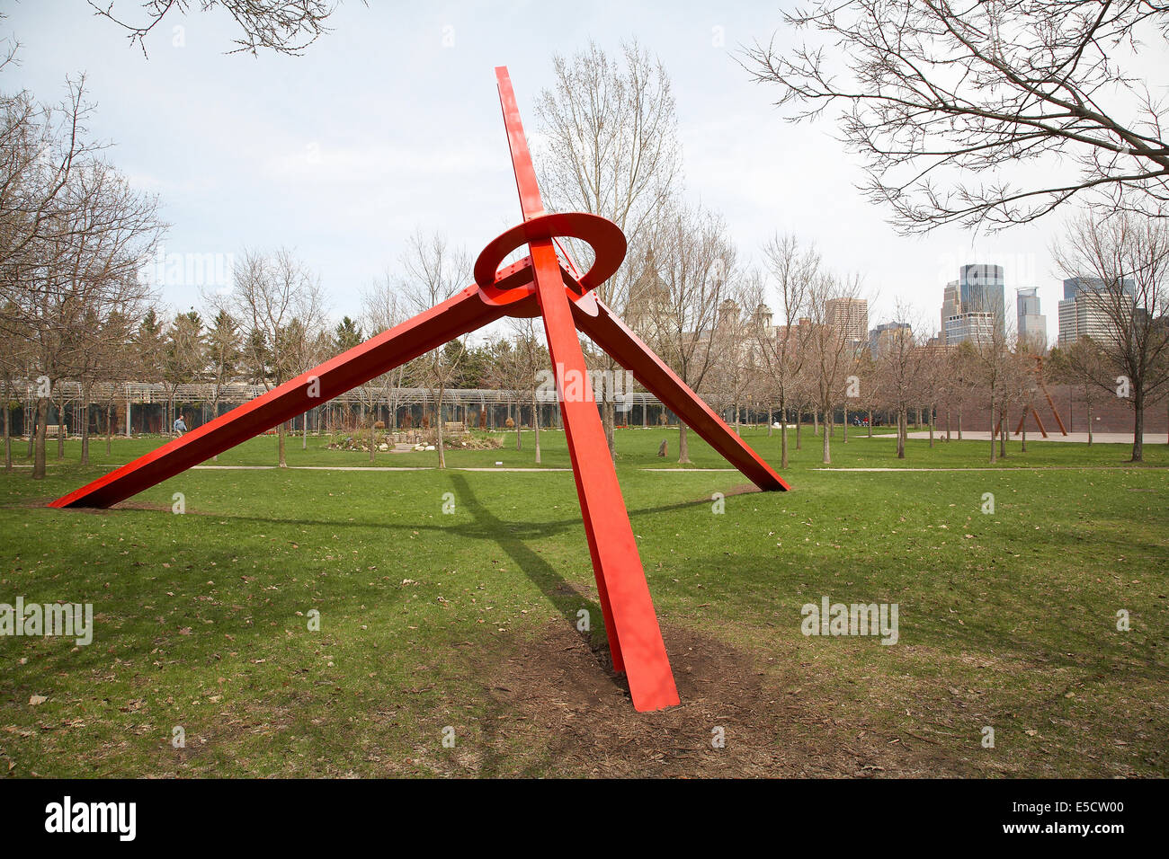 Sculpture par Mark Di Suvero appelée molécule au jardins de sculptures de Minneapolis, Minnesota, USA. Banque D'Images